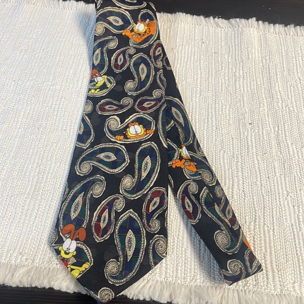 Paws Addiction Garfield & Odie Men’s Tie, Garfield the Cat , Paisley - Picture 3 of 7
